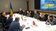Ukrainische Delegation mit Präsident Selenskyj an einem Tisch mit den Regierungschefs aus Polen, Tschechien und Slowenien.