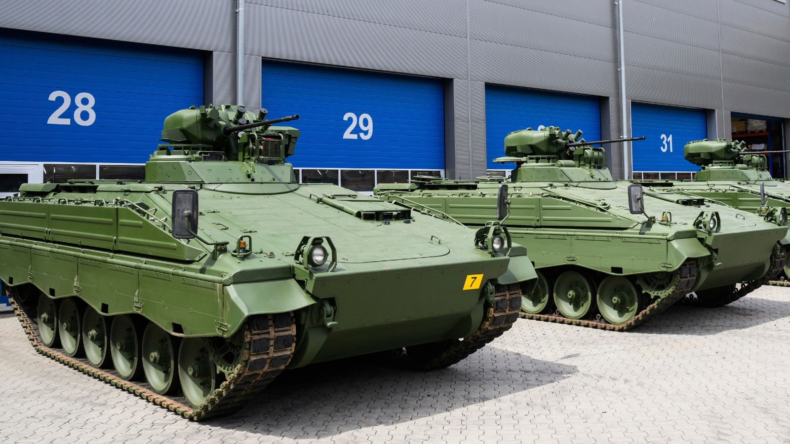 Marder Schützenpanzer stehen in einer Reihe.