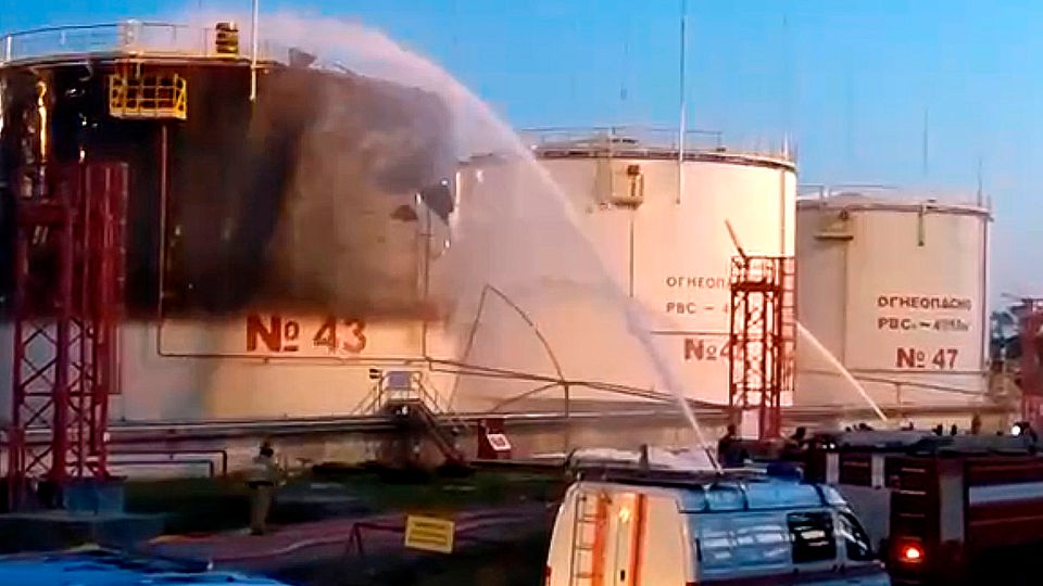 Löscharbeiten der Feuerwehr in einer Ölraffinerie im russischen Krasnodar.