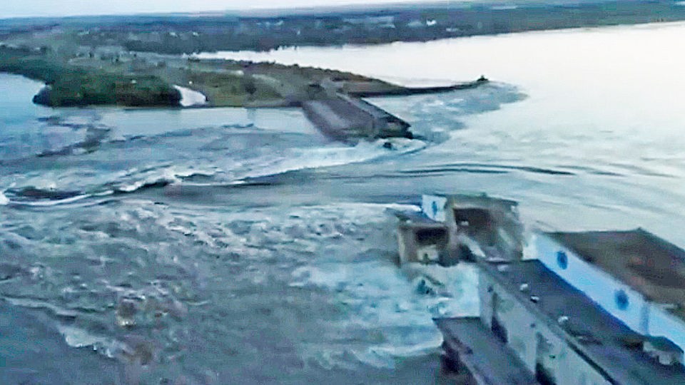 Wasser strömt durch beschädigten Kachowka-Staudamm in der Nähe von Cherson.