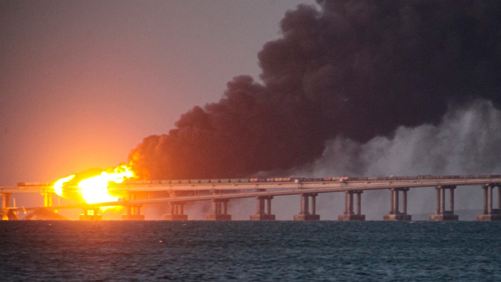 Feuer und starke Rauchentwicklung auf Kersch-Brücke in Abendstimmung.