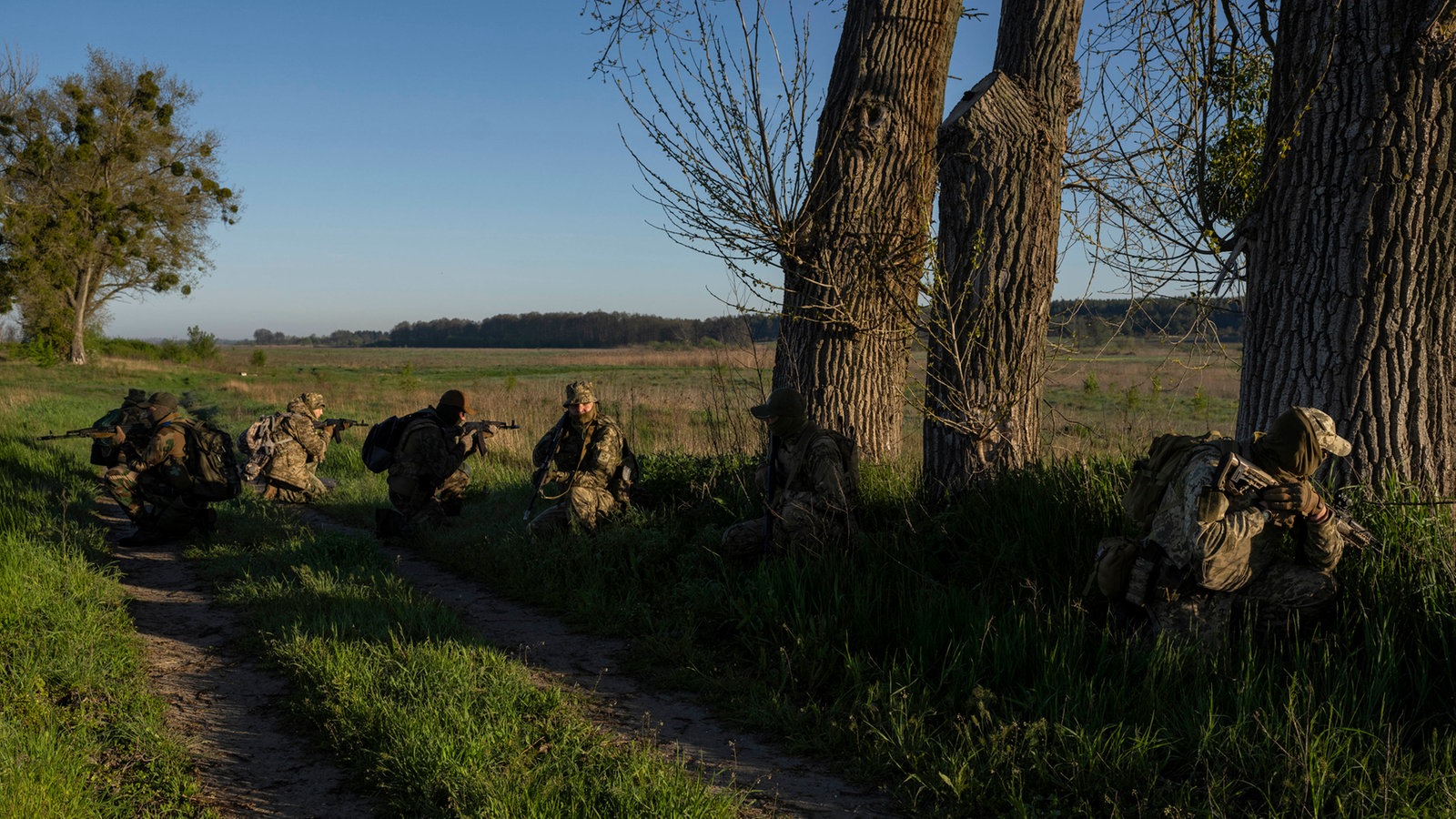 Soldaten des ukrainischen Grenzschutzes nehmen an einer Militärübung teil.