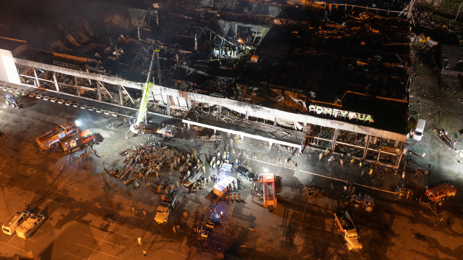 Feuerwehrleute löschen einen Brand in einem Einkaufszentrum in Krementschuk, Ukraine.
