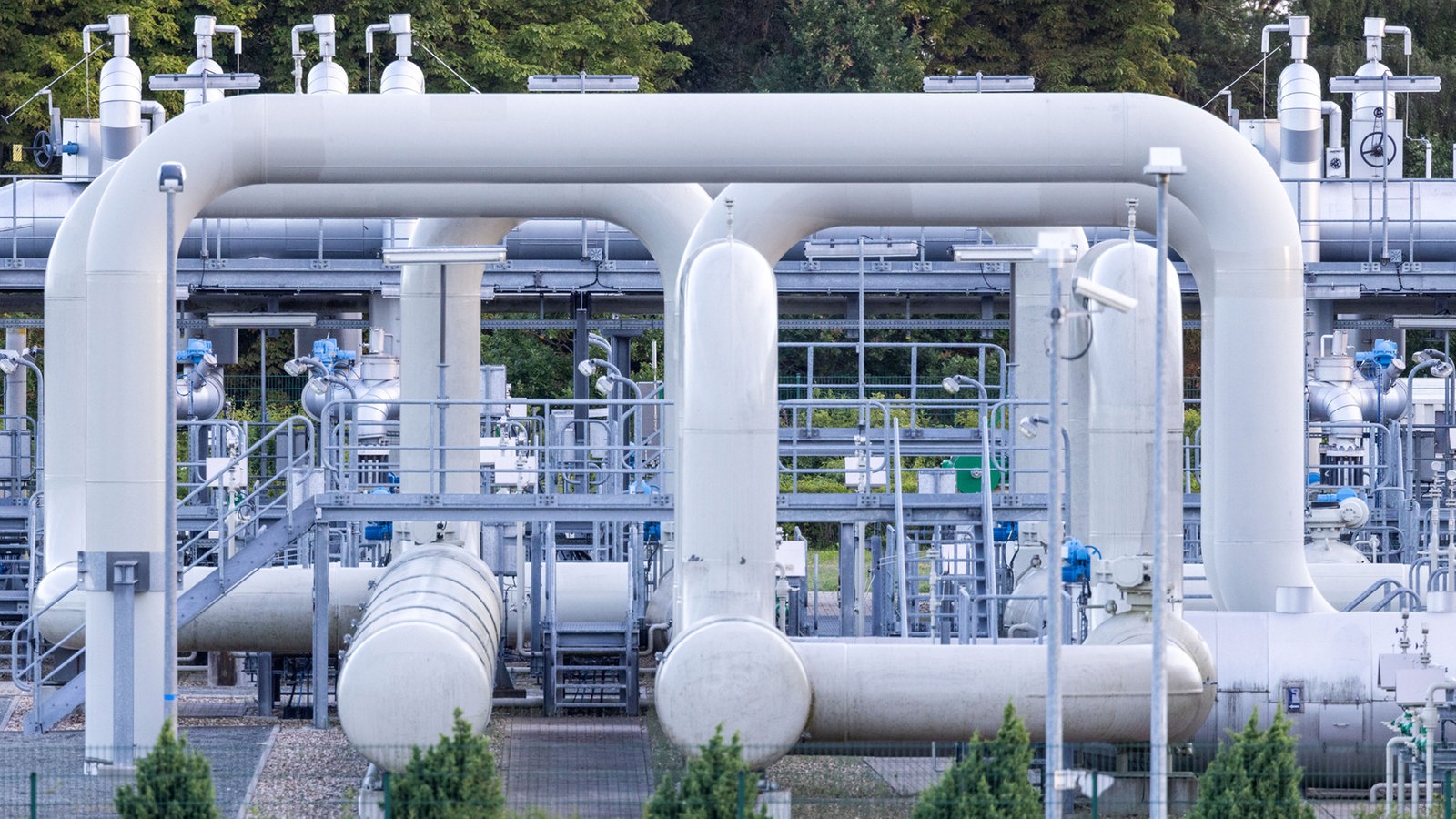 Rohrsysteme und Absperrvorrichtungen in der Gasempfangsstation der Ostseepipeline Nord Stream 1.