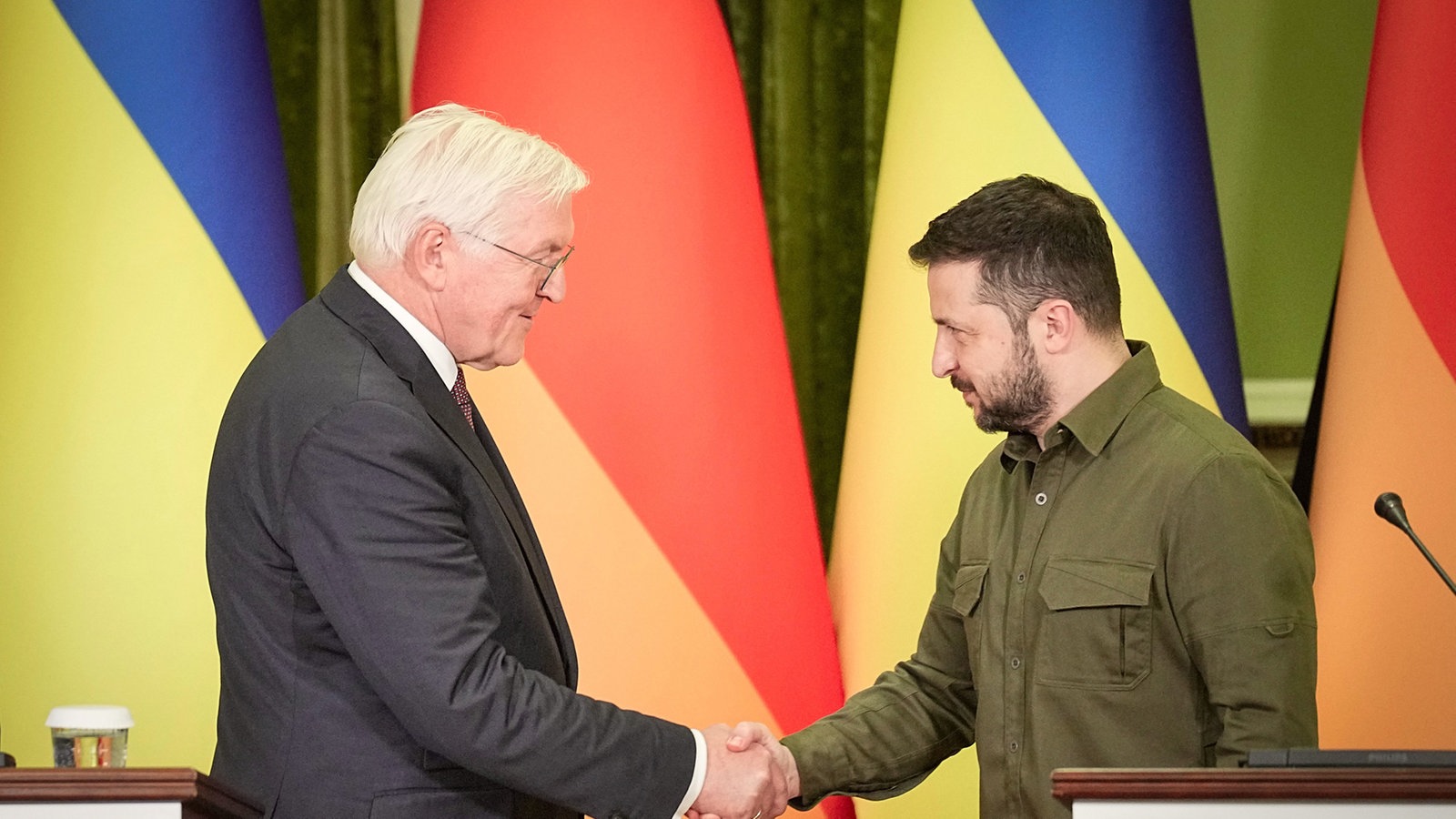 Bundespräsident Frank-Walter Steinmeier (l) verabschiedet sich von Wolodymyr Selenskyj, Präsident der Ukraine, im Präsidentenpalast bei einer Pressekonferenz.