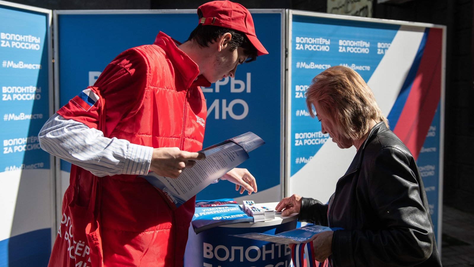 Ein Freiwilliger in Luhansk informiert eine Einwohnerin über das bevorstehende Referendum.