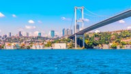 Blick auf Istanbul und die Bosporus-Brücke.