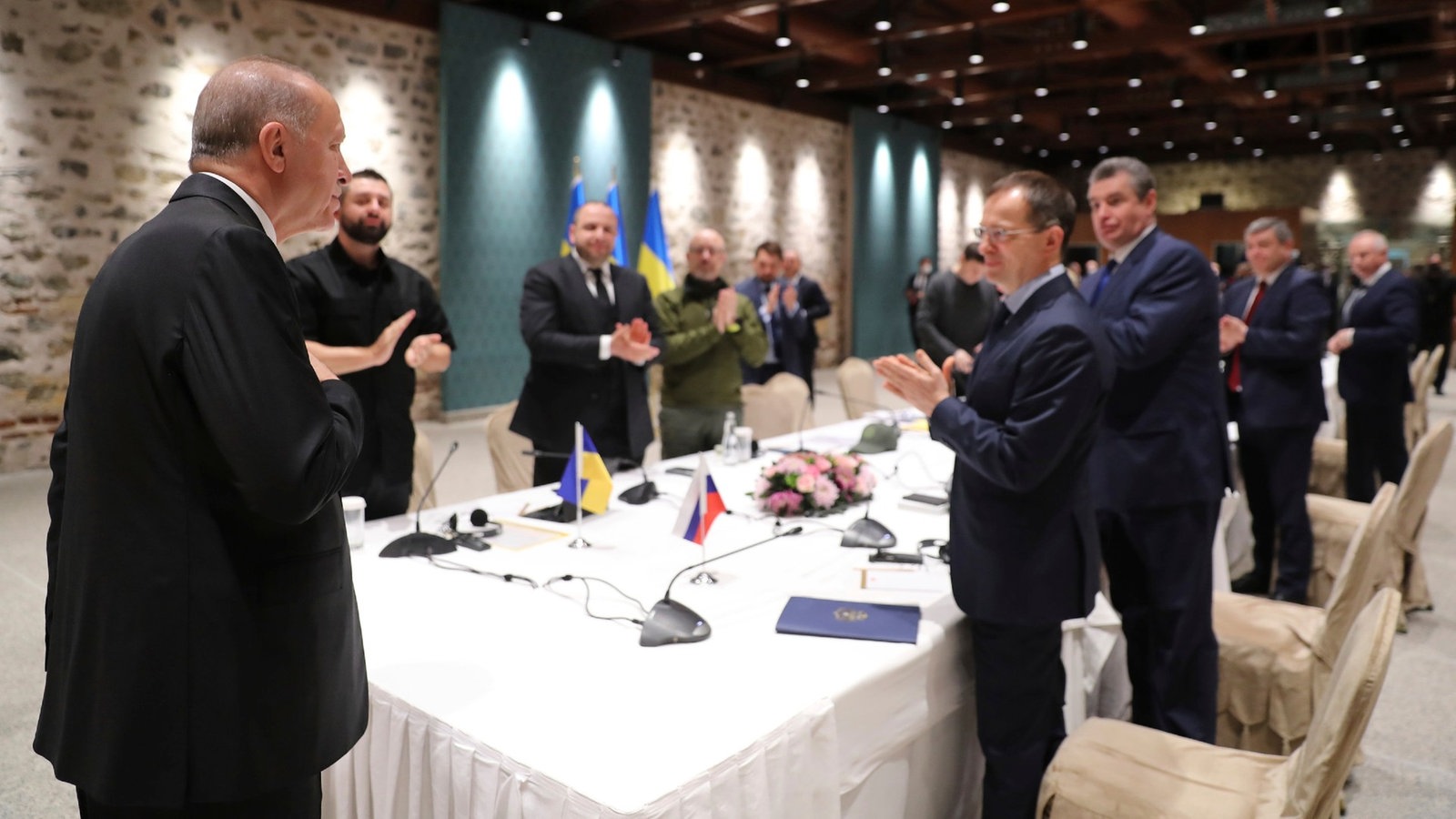 der türkische Präsident Recep Tayyip Erdogan begrüßt die russische und die ukrainische Delegation vor ihren Gesprächen in Istanbul.