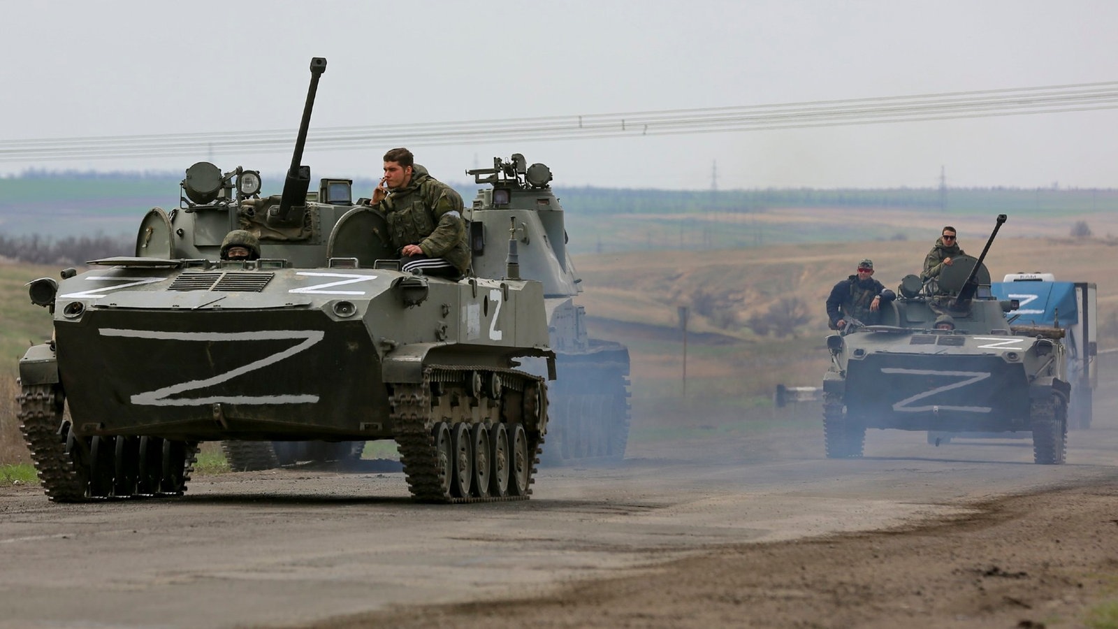 Russische Militärfahrzeuge auf einer Straße in der Ukraine.