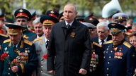 Präsident Putin zwischen Veteranen des Zweiten Weltkriegs.