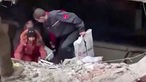 Zwei Menschen klettern aus den Trümmern des Stahlwerks Azovstal in Mariupol.