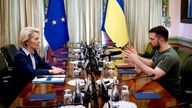 EU-Kommissionspräsidentin Ursula von der Leyen und der ukrainische Präsident Wolodymyr Selenskyj sitzen sich an einem Tisch gegenüber.