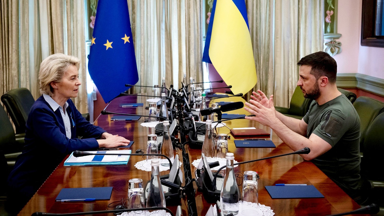 EU-Kommissionspräsidentin Ursula von der Leyen und der ukrainische Präsident Wolodymyr Selenskyj sitzen sich an einem Tisch gegenüber.