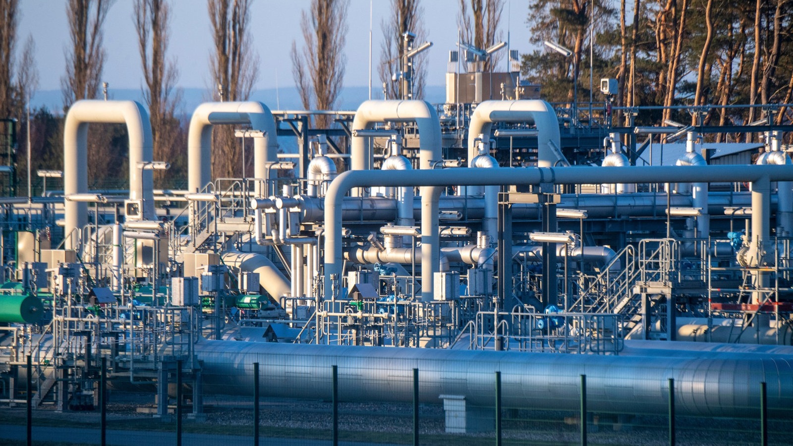 Blick auf Rohrsysteme und Absperrvorrichtungen an der Pipeline Nordstream 1 in Lubmin.