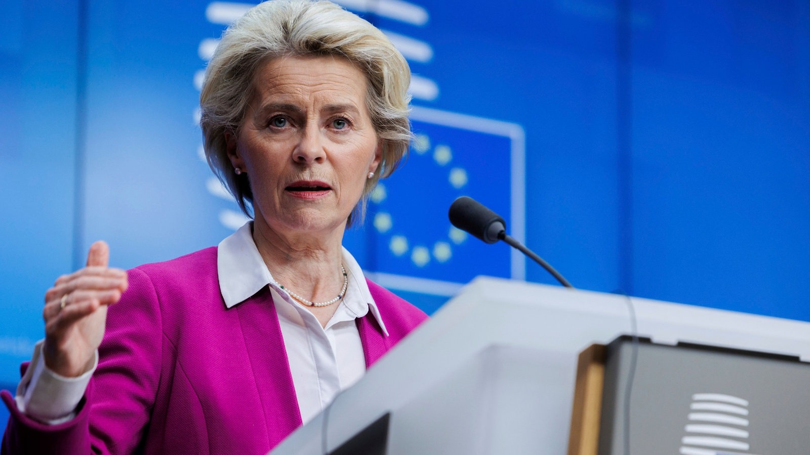 Ursula von der Leyen an Rednerpult.