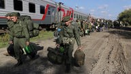 Russische Soldaten gehen auf einem Bahnhof in Prudboi in Wolgograd zum Zug in die annektierten Regionen Luhansk und Donezk. 