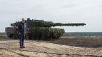 Bundeskanzler Olaf Schoz im Oktober 2022 vor einem Leopard 2-Panzer.
