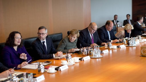 Angela Merkel mit Regierungsmitgliedern an Kabinettstisch
