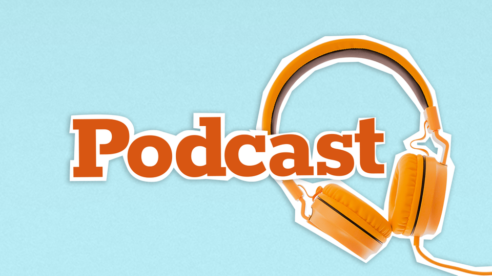 Ein gelber Kopfhörer und das Wort 'Podcast'