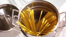 Spaghetti stehen in einem Topf.