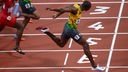 Usain Bolt läuft als erster über die Ziellinie.