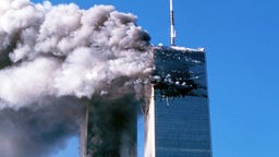 Flammen steigen aus dem Nordturm des New Yorker World Trade Center.