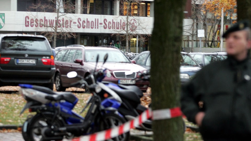 Das Gebäude der Geschwister-Scholl-Schule in Emsdetten mit einer Polizeiabsperrung im Vordergrund