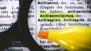 Ausschnitt aus Wörterbuch mit markiertem Eintrag 'Antisemitismus'.