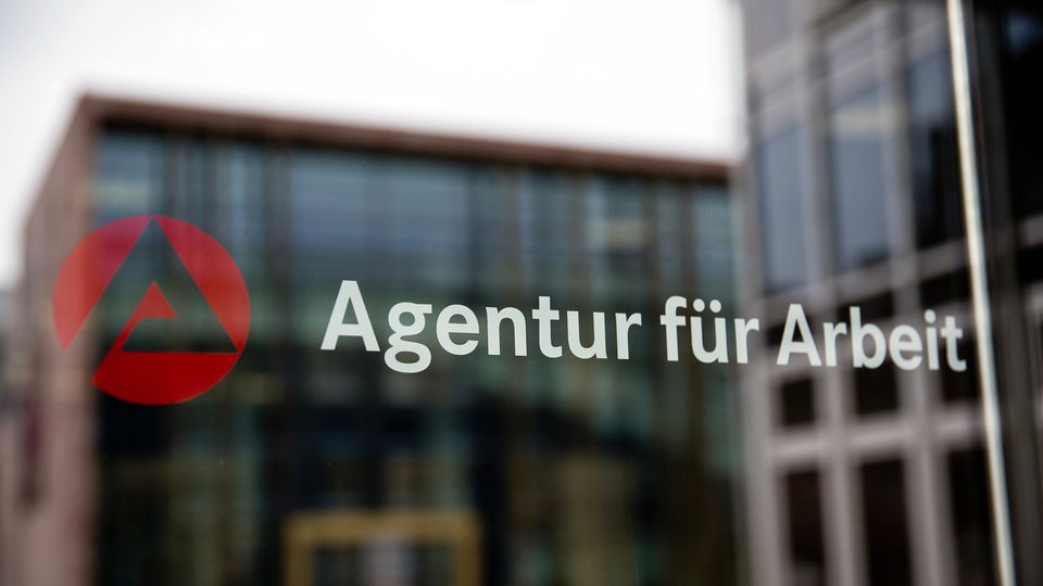 Das Eingangsschild der Agentur für Arbeit in Leipzig