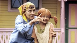 Astrid Lindgren 1969 bei den Dreharbeiten mit der Pippi-Darstellerin Inger Nilsson auf der Veranda der Villa Kunterbunt
