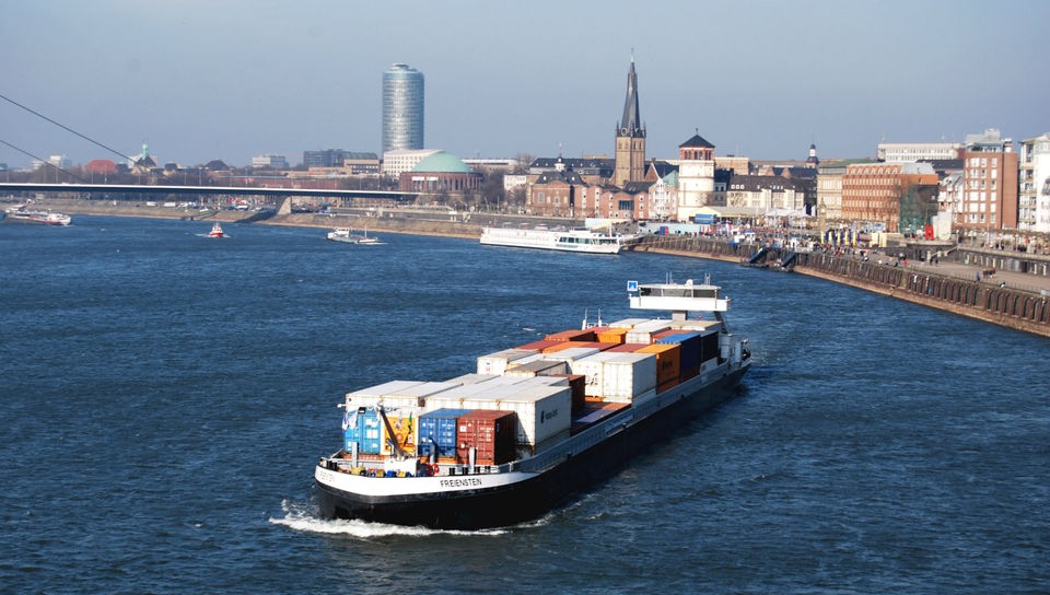 Containerschiff auf dem Rhein.