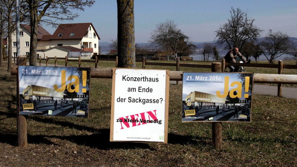 Plakate von Befürwortern und Gegnern des geplanten Konzerthauses in Konstanz.