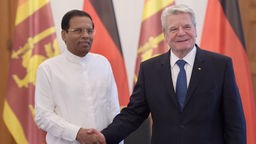 Bundespräsident Joachim Gauck schüttelt  Polens Praesident Bronislaw Komorowski die Hand.