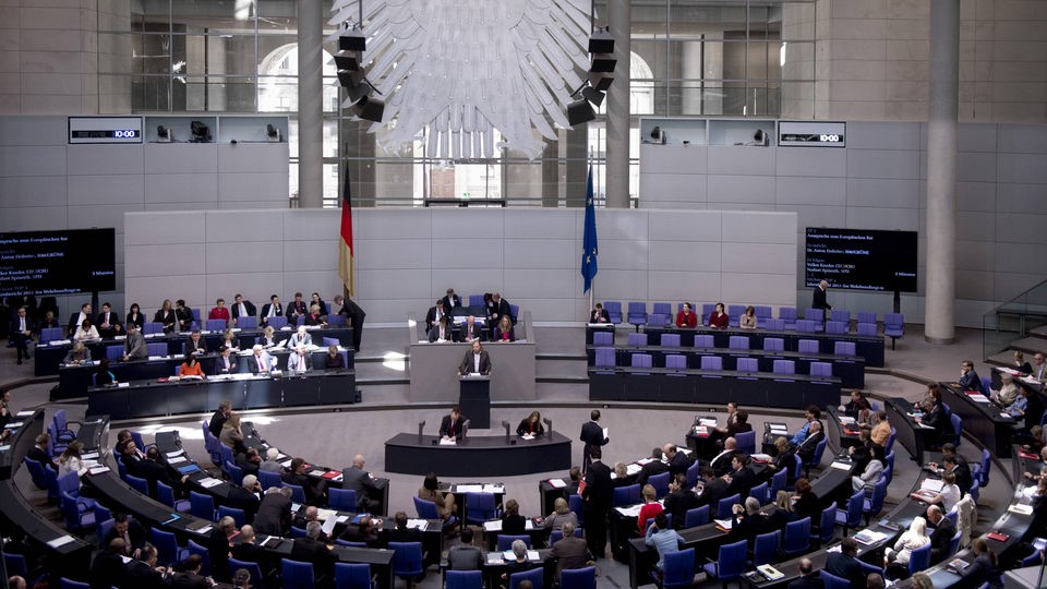 Von einer Balustrade in den Bundestag fotografiert