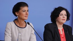 Sahra Wagenknecht und Amira Mohamed Ali bei einer Pressekonferenz.