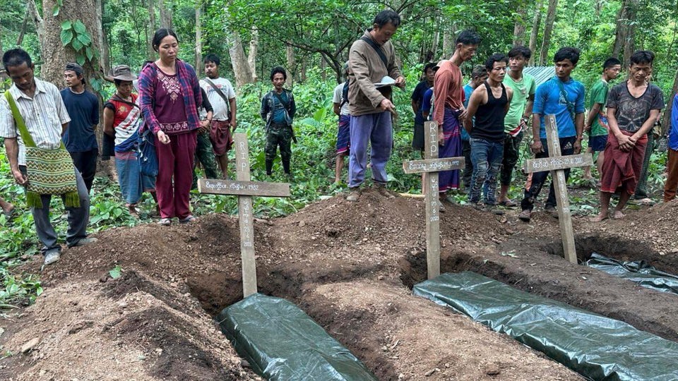Menschen in Myanmar beerdigen Tote im Wald.