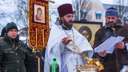 Porträt eines russisch-orthodoxern Priesters mit langem weißen Bart und schwarzer Mütze