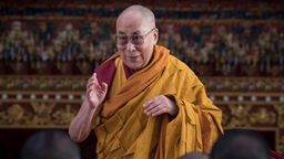Der Dalai Lama lächelt in die Kamera