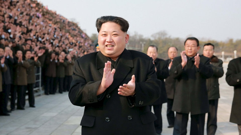 Kim Jong-un klatscht in die Hände.