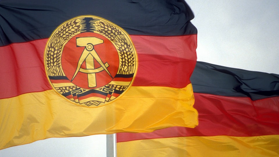 Die Nationalflaggen der DDR und der BRD.