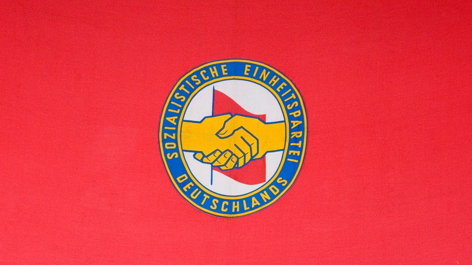 Rotes Wahlplakat der SED mit der Aufschrift "Wählt SED".
