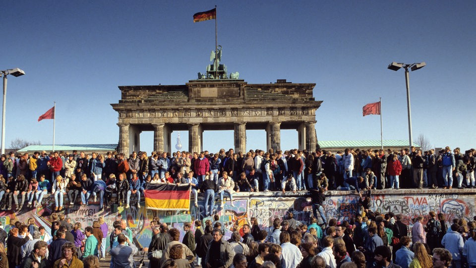 Menschenmasse vor der Mauer am Brandenburger Tor.
