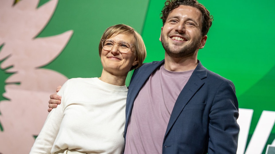 Die Bundesvorsitzenden Franziska Brantner und Felix Banaszak gemeinsam auf der Bühne.