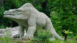 Statue eines Megalosaurus, wie er nach heutigem Stand der Wissenschaft ausgesehen haben soll.