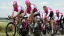 Gruppe von Radprofis des Team Telekom auf ihren Rädern