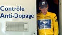 Lance Armstrong steht in einer Tür, daneben an Wand Schriftzug "Controle Anti-Dopage".