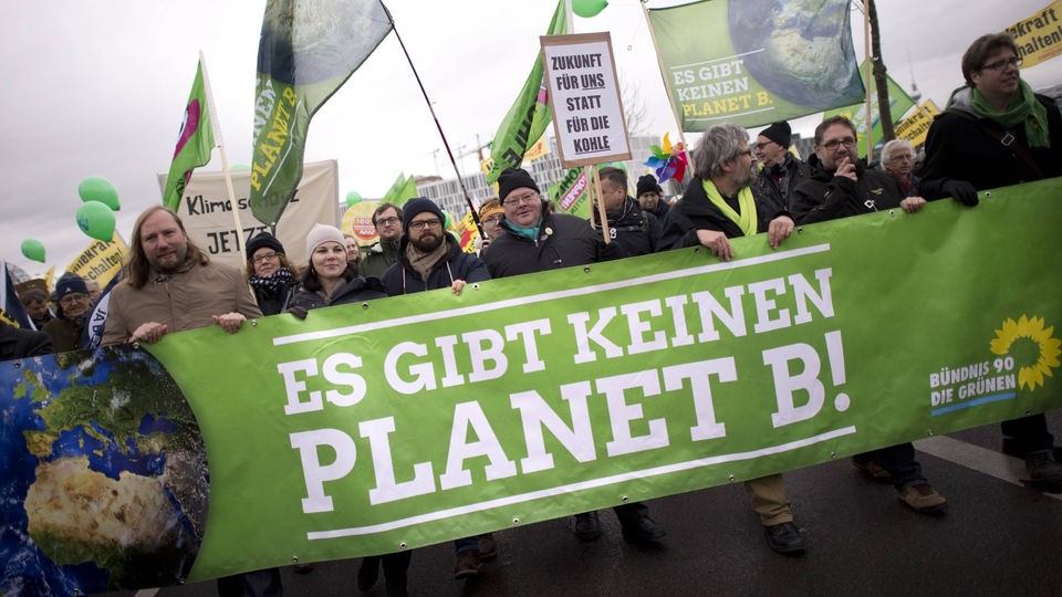 Grünen Politiker bei einer Demonstration mit Transparent 'Es gibt keinen Planet B!.