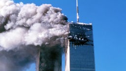 Ein brennender Turm des New Yorker World Trade Center.