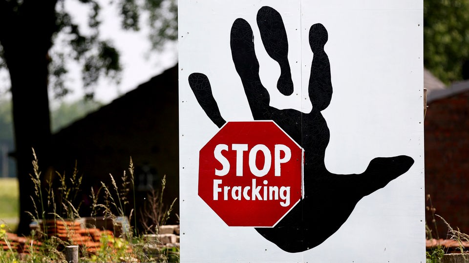 Schild mit der Aufschrift "Stop Fracking"