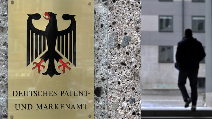 Schild am Eingang zum Deutschen Patent- und Markenamt in München.